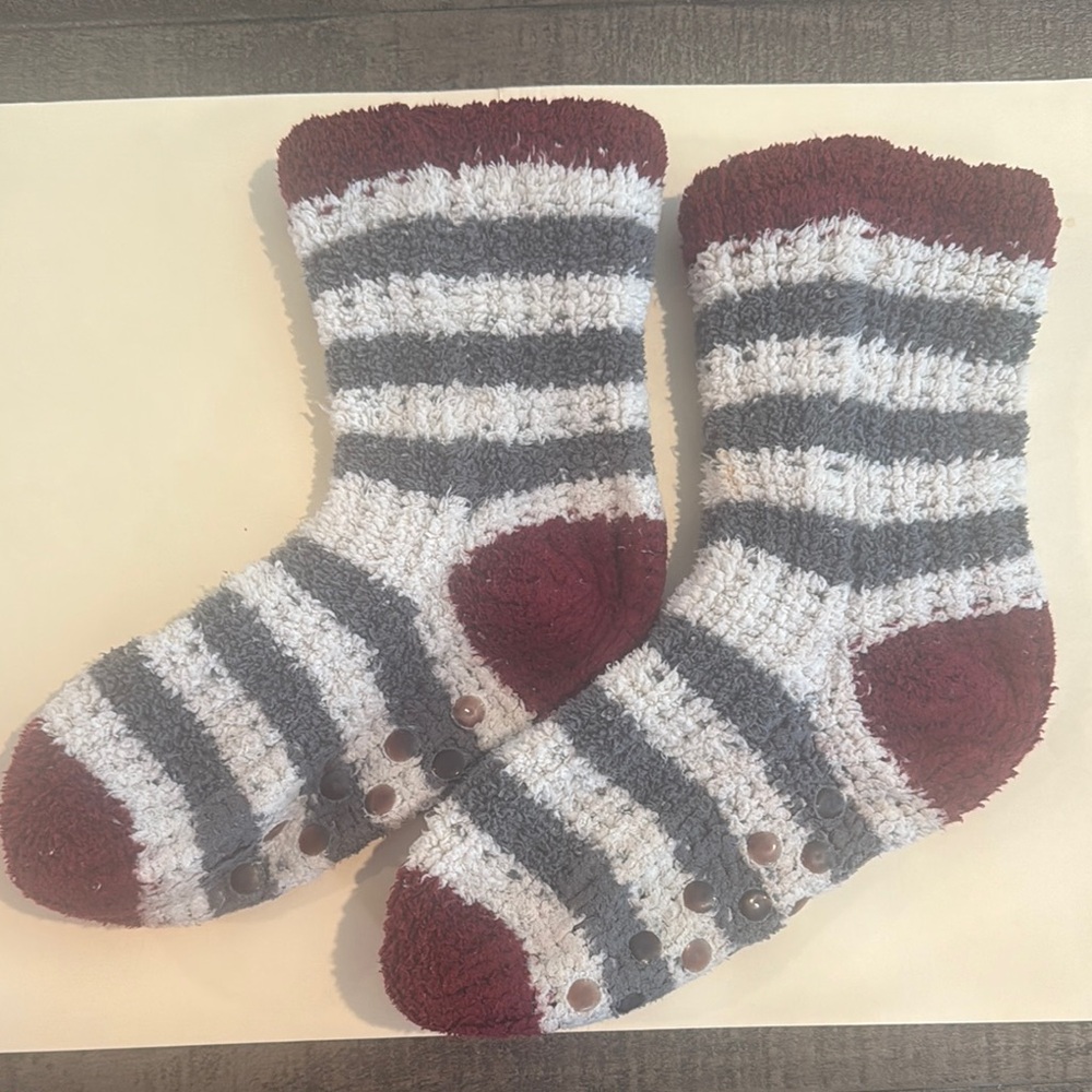 BATH & BODY WORKS Fuzzy Gripper Cabin Socks Gray Burgundy Ivory Stripe GUC